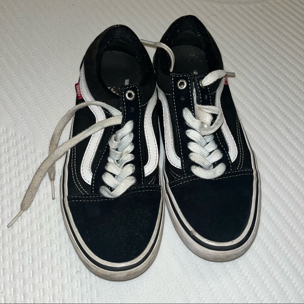Vans skate black classic shoes 💐
Size mens 7 womens 8.5
worn a few times